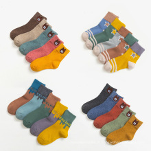 Ventes directes d&#39;usine de haute qualité chaussettes bébé en coton peigné pour enfants automne et hiver nouveau design chaussettes bébé chaussettes de dessin animé mignon